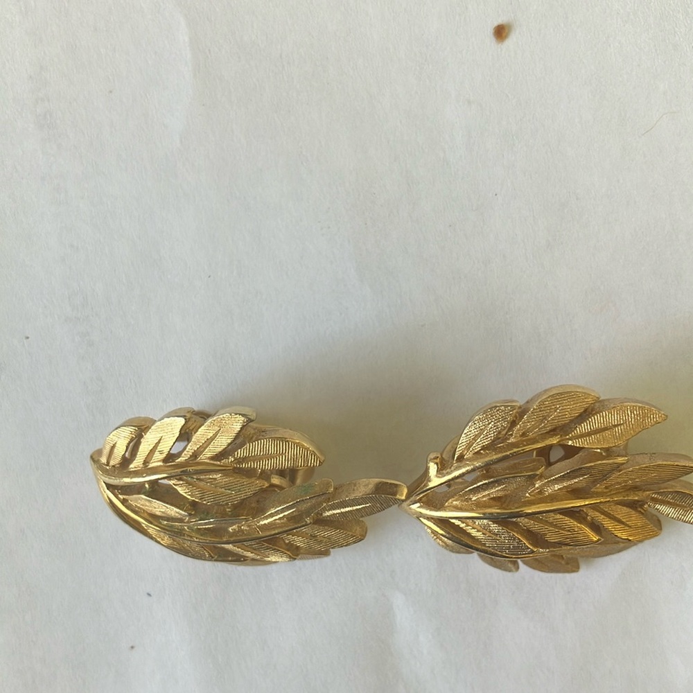 FINAL MARKDOWN Trifari clip on earrings
